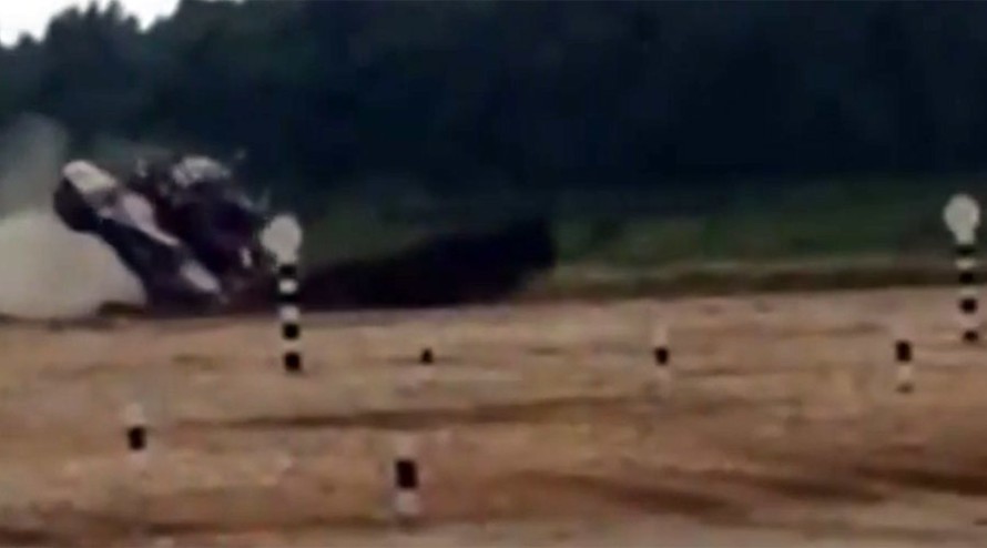 Xe tăng T-72 của Kuwait lật nghiêng khi “ôm cua“