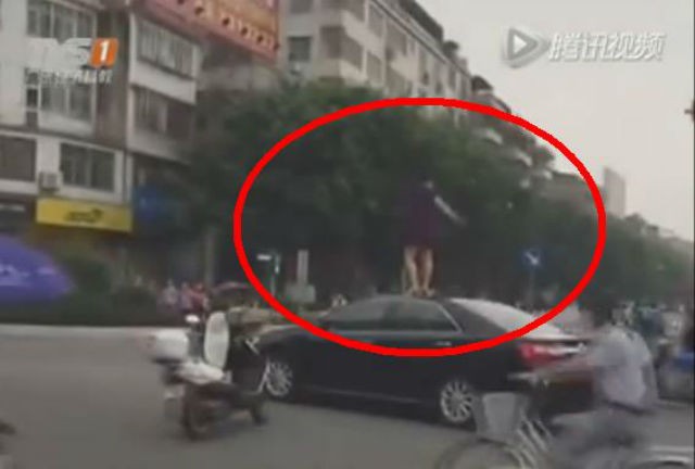 Cô gái trèo lên nóc ô tô nhảy múa gây náo loạn ngã ba