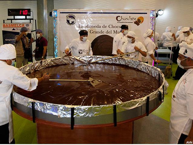 Đồng xu chocolate nặng 1 tấn lập kỷ lục thế giới Guiness