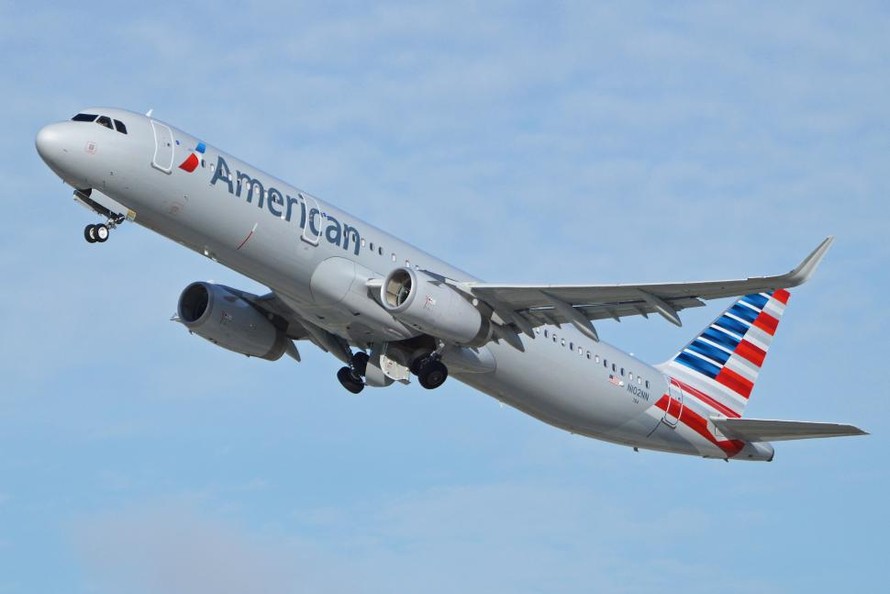 Máy bay Mỹ cuống cuồng hạ cánh vì phi công đột tử
