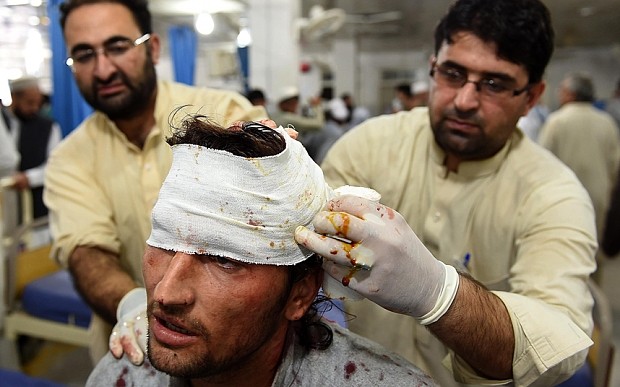 Một người bị thương được băng bó tại Pakistan. 