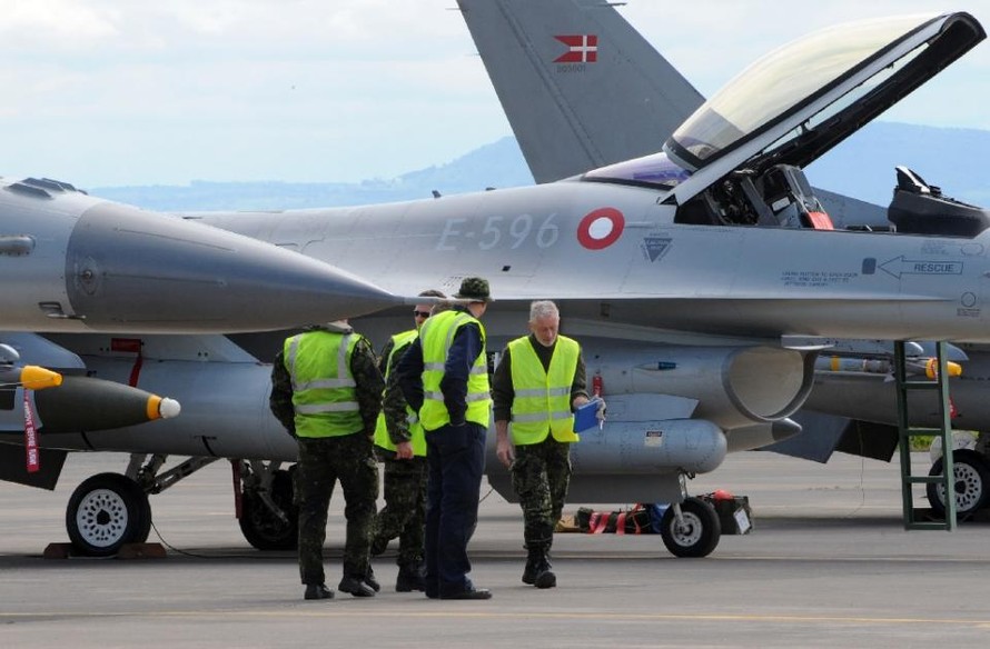 Các kĩ thuật viên đang kiểm tra một chiếc F-16 của Đan Mạch