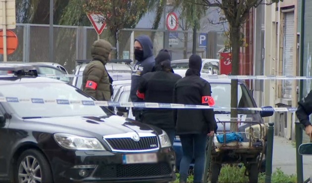 Cảnh sát Bỉ bao vây nơi nghi phạm Salah Abdeslam ẩn náu ở ngoại ô Molenbeek.