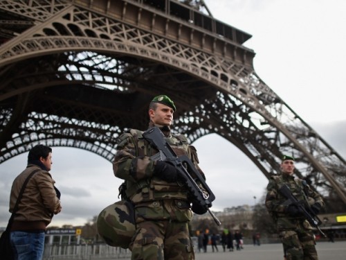 Binh sĩ Pháp tuần tra ở tháp Eiffel sau vụ tấn công Paris