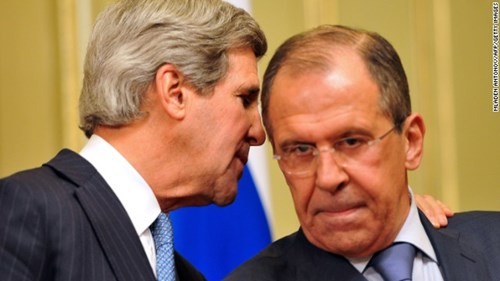 Ông Lavrov (phải) và Ngoại trưởng Mỹ John Kerry