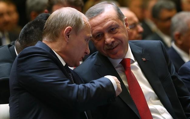 Tổng thống Nga Vladimir Putin (trái) và Tổng thống Thổ Nhĩ Kỳ Tayyip Erdogan