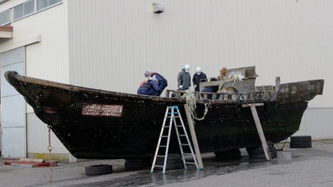 Chiếc thuyền chở 3 thi thể phân huỷ được kéo vào cảng Fukui