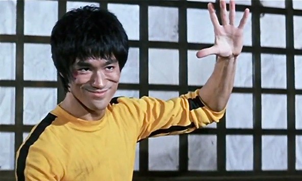 Lý Tiểu Long trong bộ đồ màu vàng khi đóng bộ phim cuối cùng.