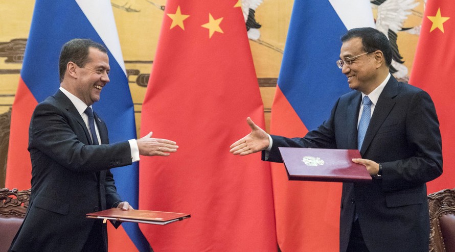 Thủ tướng Nga Dmitry Medvedev (trái) và Thủ tướng Trung Quốc Lý Khắc Cường tại Bắc Kinh hôm 17/12