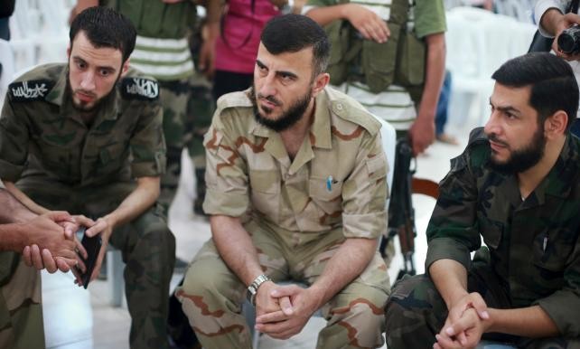 Zahran Alloush (giữa) - Thủ lĩnh Jaysh al-Islam đối lập ở Syria vừa bị tiêu diệt.