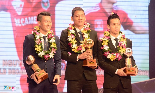 Ba cầu thủ nhận giải gồm: Lê Công Vinh, Nguyễn Anh Đức và Nguyễn Văn Quyết (từ trái sang). Ảnh: Zing
