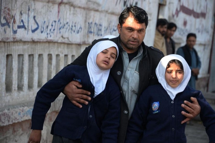 Trẻ em tại một trường học ở Jalalabad sơ tán sau vụ đánh bom