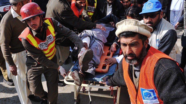 Một nạn nhân trong vụ tấn công đại học Pakistan.