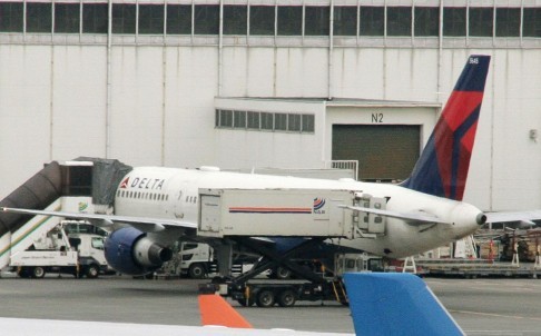 Máy bay của hãng Delta​ phải hạ cánh khẩn cấp vì có khói trong buồng lái