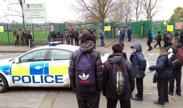 Các học sinh tại một trường học Anh được lệnh sơ tán 