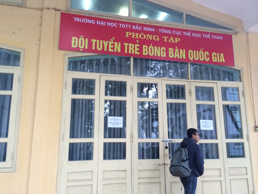 Bên ngoài phòng tập của đội tuyển bóng bàn trẻ quốc gia, trường Đại học TDTT Từ Sơn (Bắc Ninh). Ảnh: Tùng Dinh