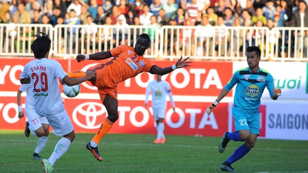 Một tình huống tranh chấp bóng trong trận đấu giữa HA.GL-SHB Đà Nẵng lượt trận thứ 2, V.League 2016 diễn ra hôm 28/2.