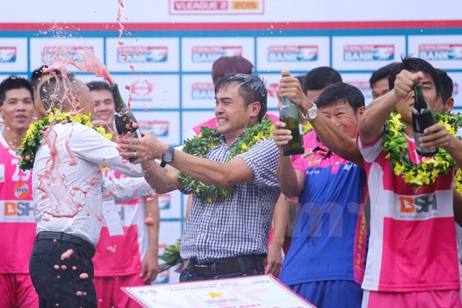 CLB Hà Nội trong ngày đăng quang giải hạng Nhất 2015.