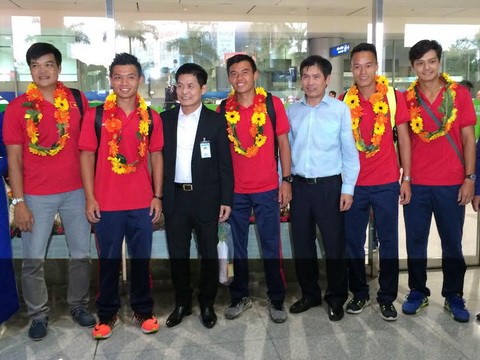 Tuyển quần vợt Việt Nam tại sân bay Tân Sơn Nhất