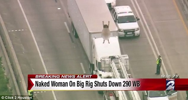 Cao tốc kẹt cứng vì người phụ nữ cởi đồ, nhảy múa trên nóc xe tải