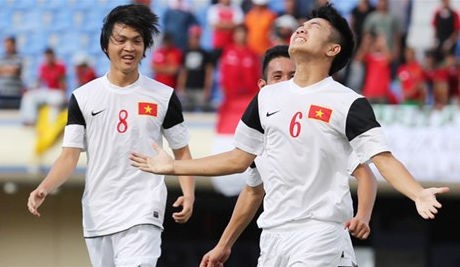 Tiền vệ Tuấn Anh (trái) và Xuân Trường trong màu áo U19 Việt Nam.