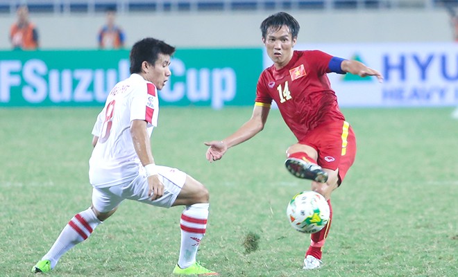 Tiền vệ Tấn Tài (phải) trong màu áo đội tuyển quốc gia.