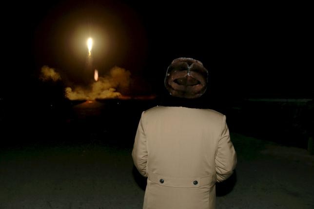 Ông Kim Jong-un giám sát một vụ thử tên lửa hồi tháng 3. Ảnh Reuters