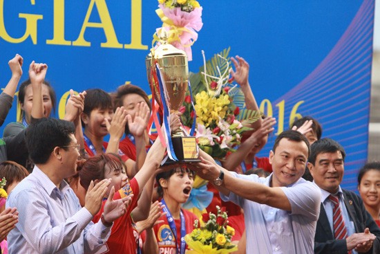 Phó chủ tịch thường trực VFF Trần Quốc Tuấn trao Cúp vô địch 