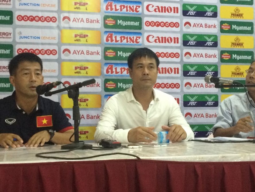 HLV Hữu Thắng họp báo sau trận thắng Hong Kong 