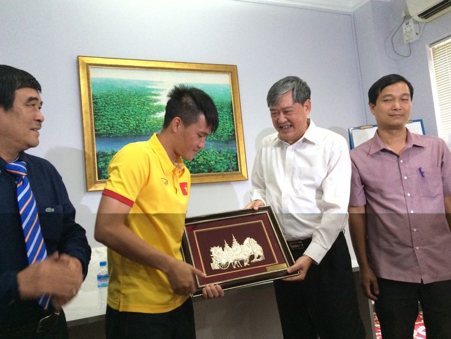 Đại sứ Phạm Thanh Dũng tặng quà đội tuyển Việt Nam.