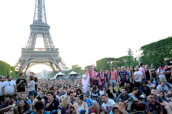 Khu fanzone ở tháp Eiffel