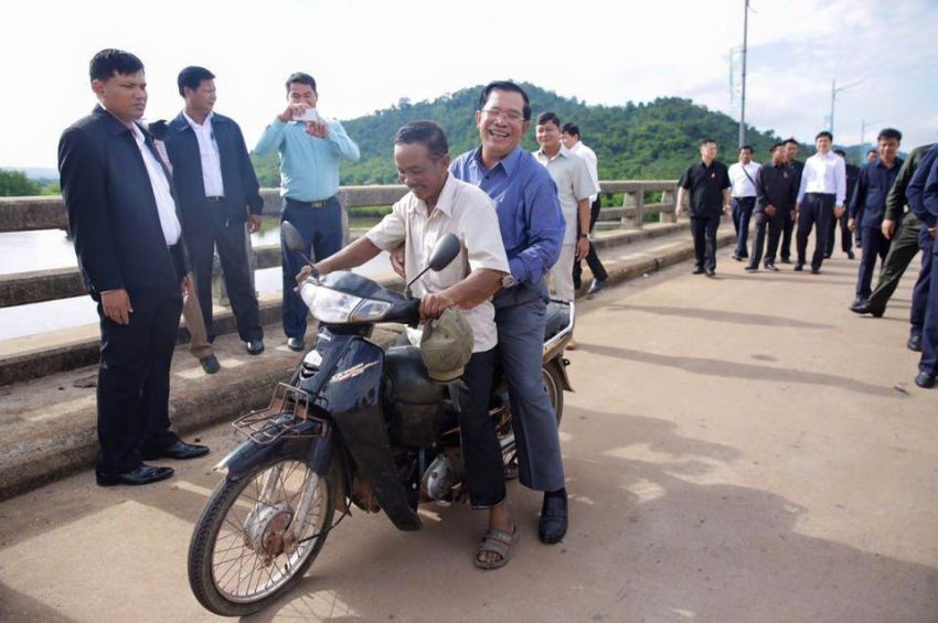 Thủ tướng Campuchia Hunsen bị phạt vì không đội mũ bảo hiểm