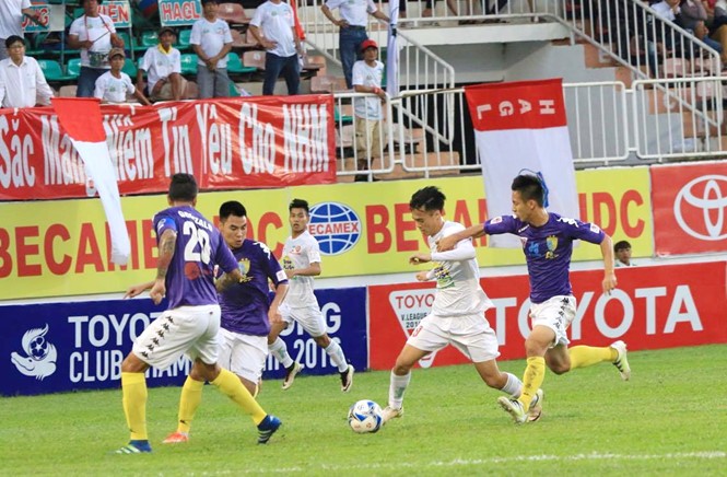 Hà Nội T&T sảy chân trên sân Pleiku của HA.GL ở lượt trận 16 V.League.