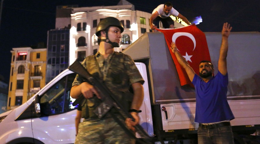 Người biểu tình ủng hộ Tổng thống Erdogan ở quảng trường Taksim, Istanbul hôm 16/7.
