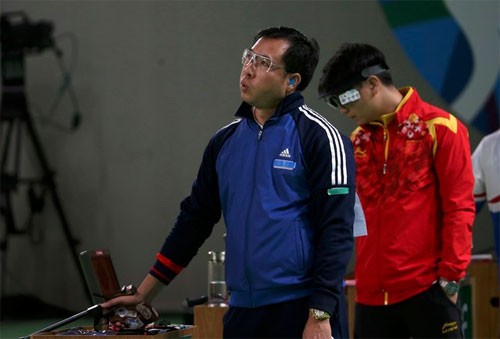 Hoàng Xuân Vinh thi đấu ở nội dung 50m súng ngắn bắn chậm