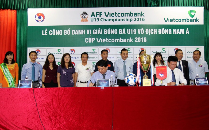 Quang cảnh lễ công bố nhà tài trợ VCK U19 Đông Nam Á 2016 ở trụ sở VFF chiều 8/9.