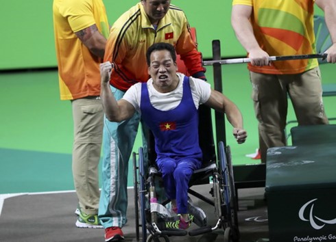 Niềm vui của lực sĩ Lê Văn Công khi giành HCV Paralympic. 