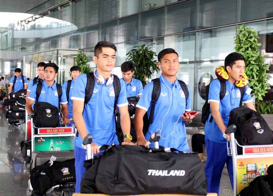 Các cầu thủ U19 Thái Lan tại sân bay Nội Bài (Hà Nội) sáng 9/9.