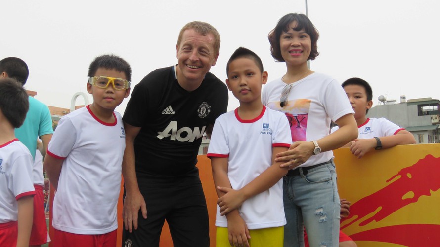 Đại diện CLB bóng đá MU tặng quà cho trẻ em Việt Nam.