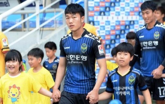 Tiền vệ Lương Xuân Trường trong màu áo Incheon United.