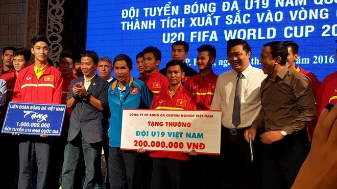 Tuyển U19 Việt Nam nhận thưởng khủng