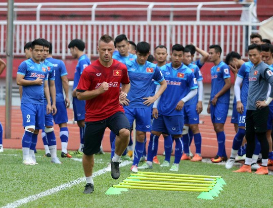 Ông Martin Forkel hướng dẫn cầu thủ Việt Nam tập thể lực.