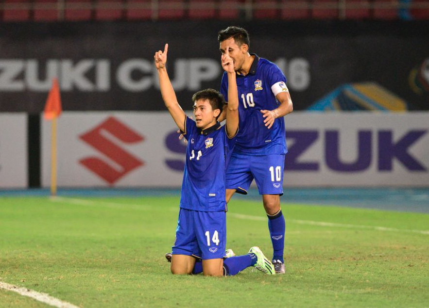 Sarawut Masuk ăn mừng khi ghi bàn thắng duy nhất cho Thái Lan