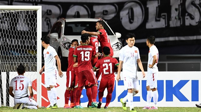 Tuyển Việt Nam nhận thất bại đầu tiên tại AFF Cup 2016