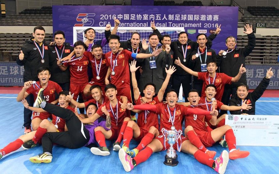 Tuyển Futsal Việt Nam vui mừng nhận Cúp bạc