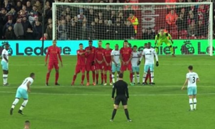 Trọng tài Clattenburg gây sốt với dáng đứng mang thương hiệu Ronaldo 