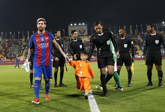'Cậu bé áo túi nilon' vui sướng gặp thần tượng Messi 