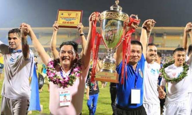 Hà Nội T&T ăn mừng chức vô địch V.League năm 2016.
