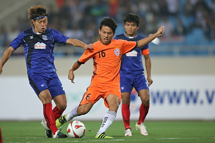 SHB Đà Nẵng (áo cam) đã không thắng được Yadarnabon FC. 