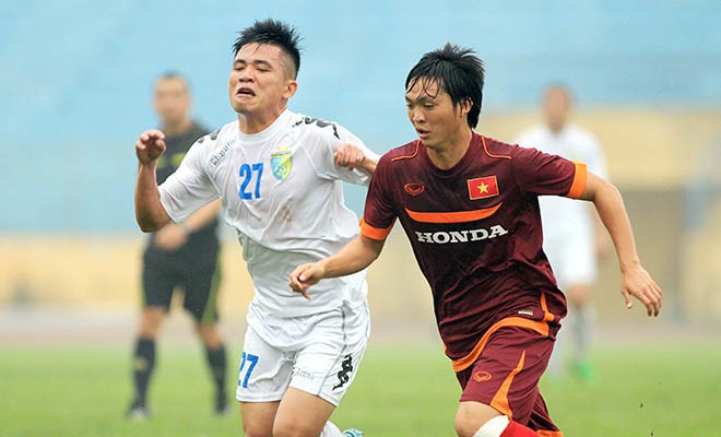 Tuấn Anh (phải) trong màu áo đội tuyển Việt Nam.
